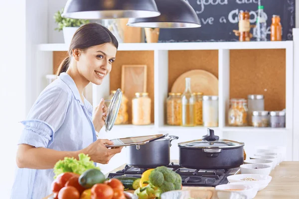 Μια νεαρή γυναίκα ετοιμάζει στην κουζίνα. Υγιεινά τρόφιμα - vege — Φωτογραφία Αρχείου