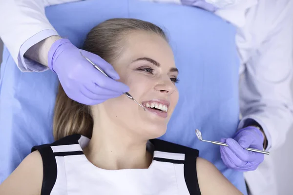 Hermosa chica en la silla dental en el examen en el de — Foto de Stock