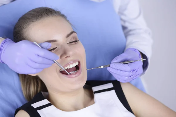 Hermosa chica en la silla dental en el examen en el de — Foto de Stock