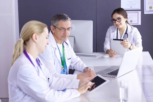 Doktorlar sağlık tartışma toplantı odasına sahip — Stok fotoğraf