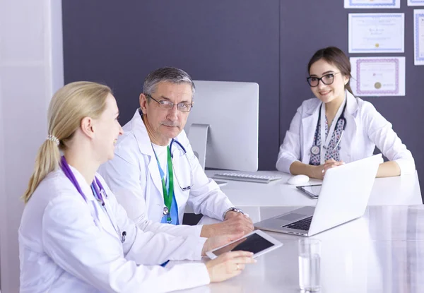 Médicos tendo uma discussão médica em uma sala de reuniões — Fotografia de Stock