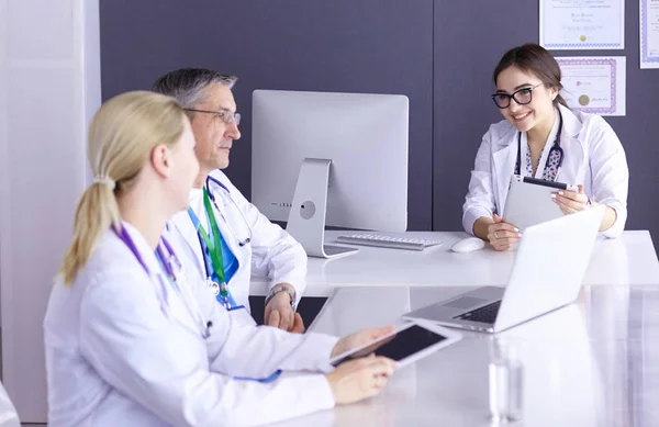 Medici che fanno una discussione medica in una sala riunioni — Foto Stock