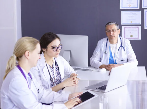 Medici che fanno una discussione medica in una sala riunioni — Foto Stock