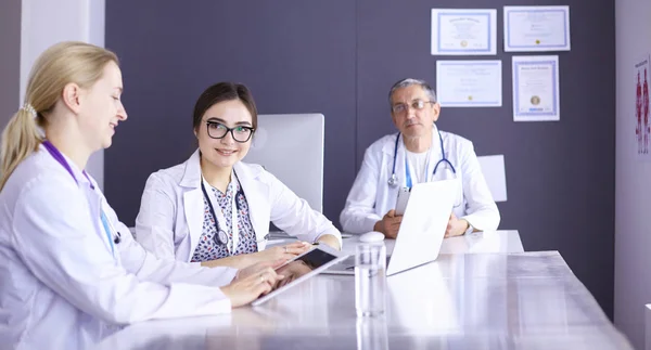 Médicos tendo uma discussão médica em uma sala de reuniões — Fotografia de Stock