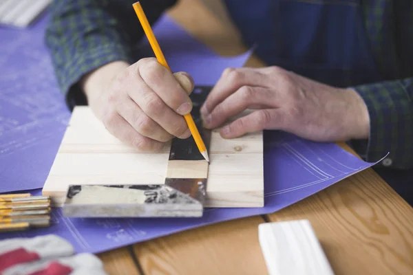 Ingénieur charpentier travaillant sur ordinateur portable et projet de croquis — Photo