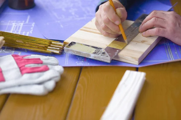 Ingénieur charpentier travaillant sur ordinateur portable et projet de croquis — Photo