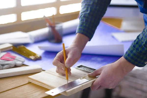 Ingenieur timmerman die op laptop werkt en schetsen van project — Stockfoto