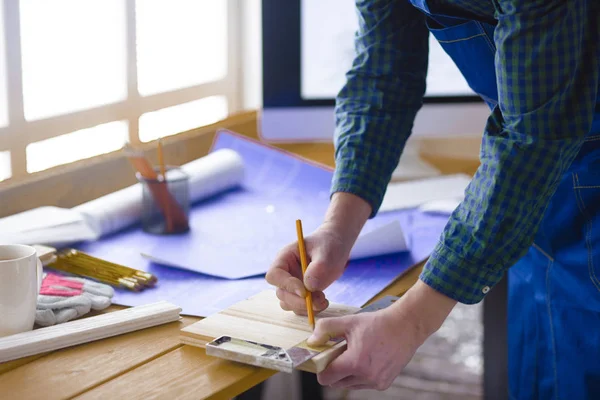 Ingénieur charpentier travaillant sur ordinateur portable et projet de croquis — Photo