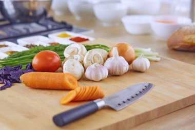 Ahşap tahta ve ta pişirme için malzemeler ile kompozisyon