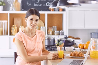 Cep telefonu görünümlü ve cam tutan gülümseyen güzel kadın 