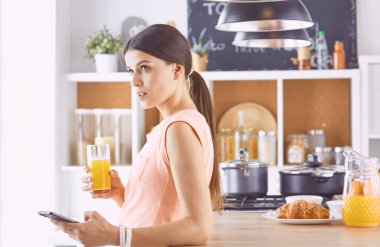 Cep telefonu görünümlü ve cam tutan gülümseyen güzel kadın 