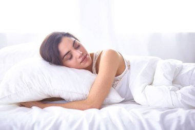 güzel genç kadın yatakta sabah tadını çıkarma. Güzel 