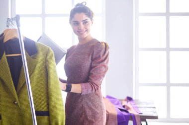 Pano raf tasarımı ile yakın tutan güzel genç stilist