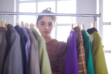 Pano raf tasarımı ile yakın tutan güzel genç stilist