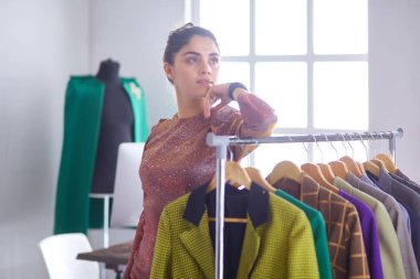 Pano raf tasarımı ile yakın tutan güzel genç stilist