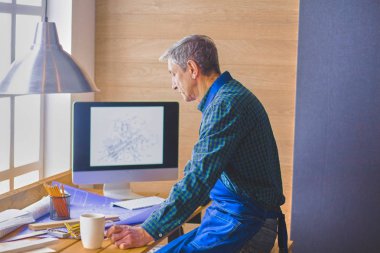 Dizüstü bilgisayarda çalışan ve Proje çizimi mühendis marangoz