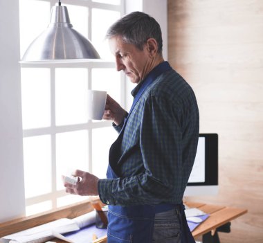 Meslek, doğrama, doğrama ve insanlar kavramı - marangoz 