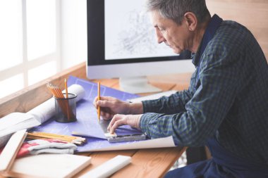 Dizüstü bilgisayarda çalışan ve Proje çizimi mühendis marangoz