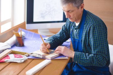 Dizüstü bilgisayarda çalışan ve Proje çizimi mühendis marangoz