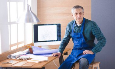 Dizüstü bilgisayarda çalışan ve Proje çizimi mühendis marangoz