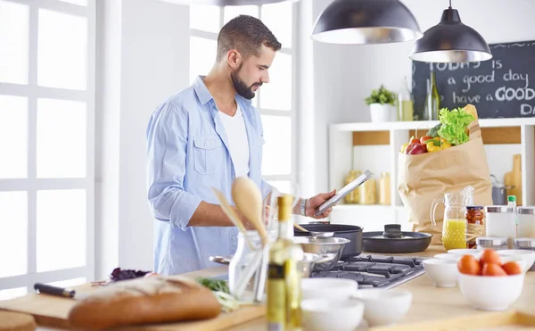 Chef sorridente e confiante em pé na grande cozinha — Fotografia de Stock