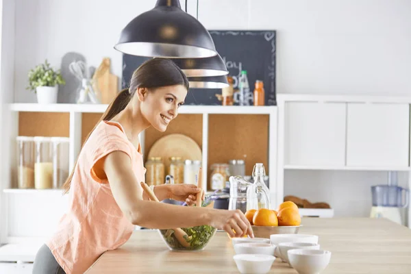 緑の党からの食糧を準備する幸せな若い料理女の子 — ストック写真