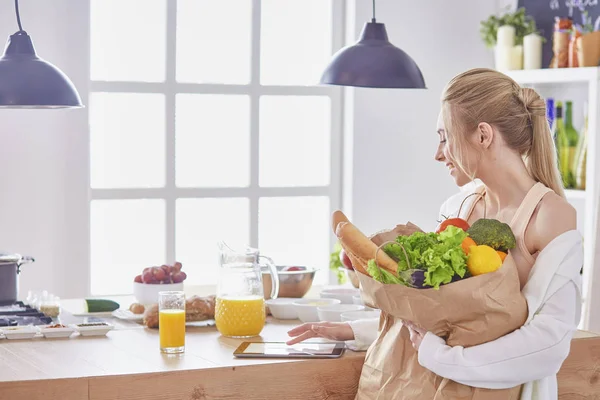 Молода жінка тримає продуктовий сумку з овочами Станді — стокове фото