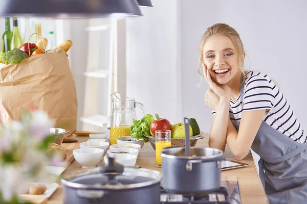 台所で料理をする若い女性。健康食品 — ストック写真