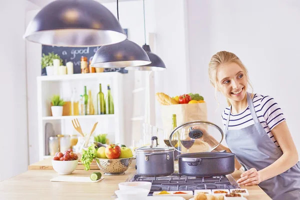 台所で料理をする若い女性。健康食品 — ストック写真