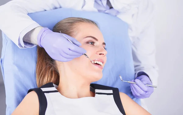 Menina bonita na cadeira dental no exame no de — Fotografia de Stock