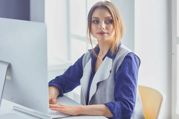 Konzentriert aufmerksame Frau mit Kopfhörern sitzt am Schreibtisch mit Laptop, — Stockfoto