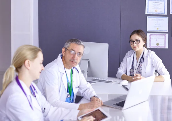 Medici che fanno una discussione medica in una sala riunioni — Foto Stock