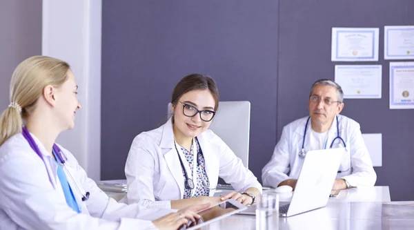 Medici che fanno una discussione medica in una sala riunioni — Foto Stock