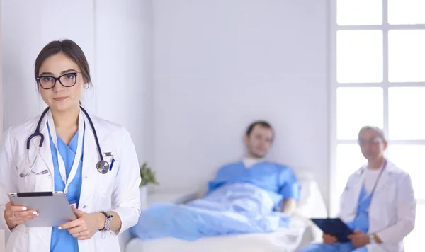 Lekarz, sprawdzenie rytmu serca pacjenta w łóżku z stetoskop — Zdjęcie stockowe