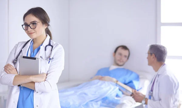 Médico revisando latidos cardíacos del paciente en la cama con estetoscopio —  Fotos de Stock