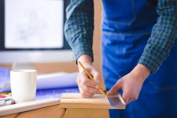 Ingénieur charpentier travaillant sur ordinateur portable et projet de croquis — Photo