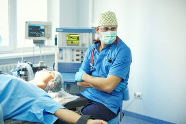 Birkaç doktor hasta operasyon masası üzerinde onların çalışma sırasında çevreleyen. Takım cerrahlar ameliyathane içinde işte