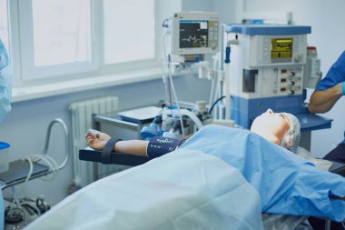Birkaç doktor hasta operasyon masası üzerinde onların çalışma sırasında çevreleyen. Takım cerrahlar ameliyathane içinde işte