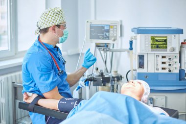 T sırasında ameliyat masasında hasta çevreleyen birkaç doktor