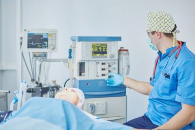 T sırasında ameliyat masasında hasta çevreleyen birkaç doktor