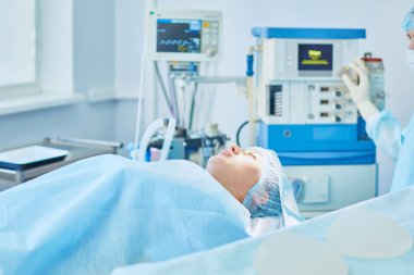 T sırasında ameliyat masasında hasta çevreleyen birkaç doktor