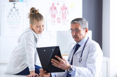 Annesiyle birlikte küçük bir kız danışmanlık için doktora gitmiş.