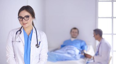 Doktor stetoskop ile yatakta hasta kalp ritmini kontrol