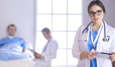 Doktor stetoskop ile yatakta hasta kalp ritmini kontrol