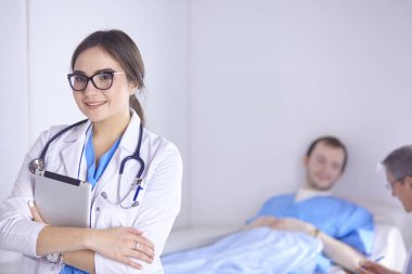 Doktor stetoskop ile yatakta hasta kalp ritmini kontrol