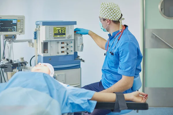 Diversi medici che circondano il paziente sul tavolo operatorio durante t — Foto Stock