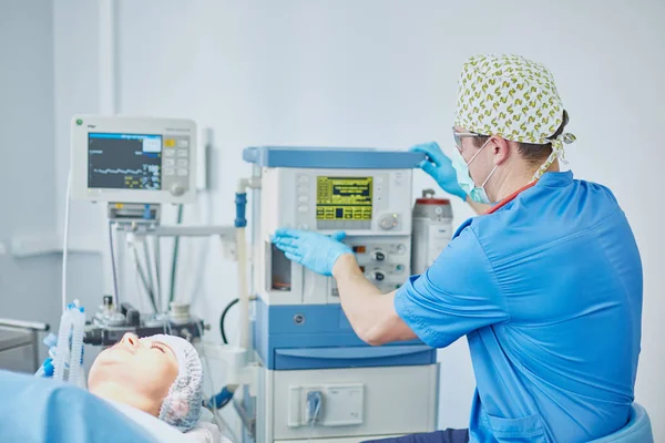 T sırasında ameliyat masasında hasta çevreleyen birkaç doktor — Stok fotoğraf