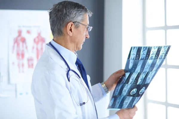 Ο γιατρός στο γραφείο εξετάζει την ακτινογραφία των ασθενών. — Φωτογραφία Αρχείου