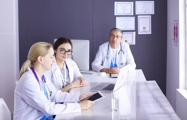 Medici che fanno una discussione medica in una sala riunioni — Foto Stock