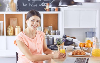 Cep telefonu görünümlü ve cam tutan gülümseyen güzel kadın 